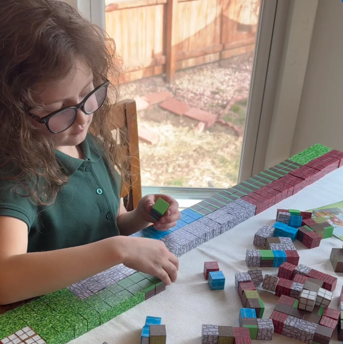 ¿Y si tu hijo construyera SU propio mundo pixelado... sin pantalla? 🎮✨